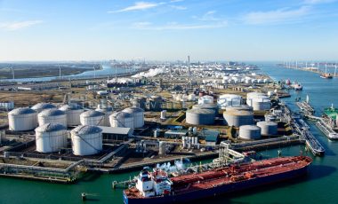 Nederland, Zuid-Holland, Rotterdam, 18-02-2015. Europoort, Euro Tank Terminal, ETT. Olietankers voor anker in de 7e Petroleumhaven. Overslag van en naar mammoettanker en binnenvaarttanker
Europoort, oil tankers moored in the 7th Petroleum harbour.
Team Terminal and Shell Europort terminal.
luchtfoto (toeslag op standard tarieven);
aerial photo (additional fee required);
copyright foto/photo Siebe Swart